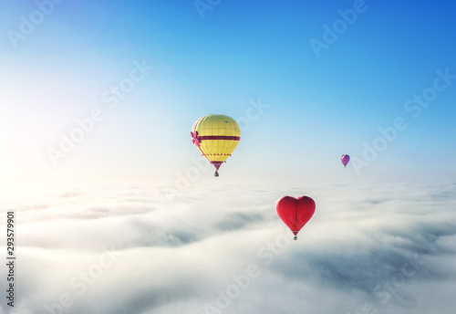 Три шара в воздухе Three balloons in the blue sky