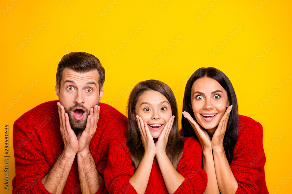 Photo of funny cheerful amazed stupor family mommy daddy excited crazy with shopping mall starting x-mas sales wearing red sweaters isolated over vivid color yellow background Photo of funny cheerful amazed stupor family mommy daddy excited crazy with shopping mall starting x-mas sales wearing red sweaters isolated over vivid color yellow background