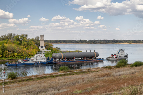 Transportation of large tanks for petrochemical enterprises on river with help of two tugs