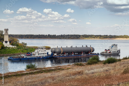 Transportation of large tanks for petrochemical enterprises on river with help of two tugs