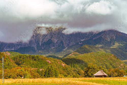 Принти на полотні 鳥取県・雲に覆われた大山の麓　秋風景