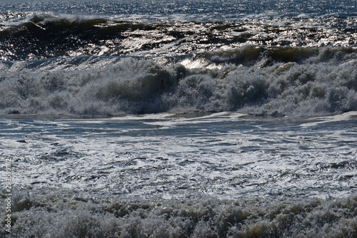 brechende Wellen am Strand photo