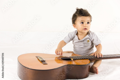 bebê tocando violão photo