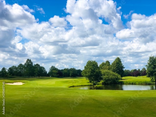 parcours de golf par ciel bleu