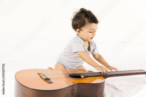 bebê tocando violão