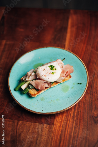 Eggs Benedict with ham and leeks