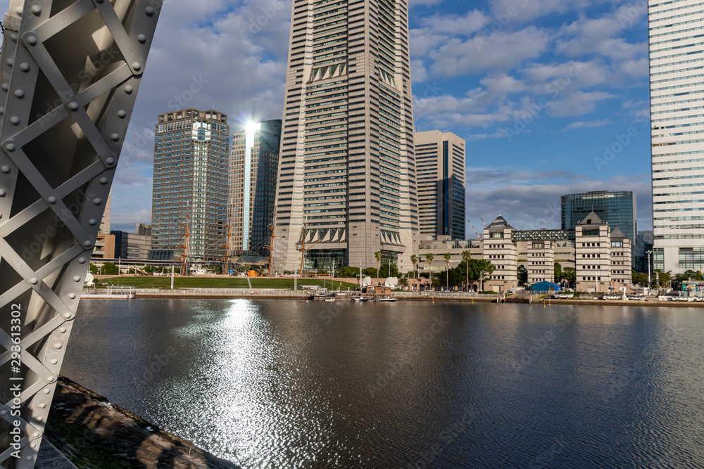Fototapeta premium 朝日の中の横浜みなとみらい