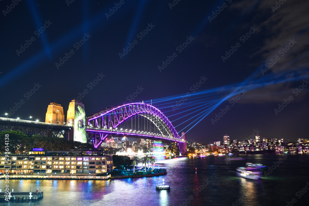 Obraz premium Sydney Harbor Bridge at Vivid