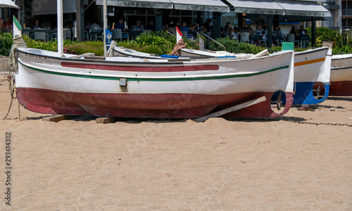 Fischerboote liegen am Strand