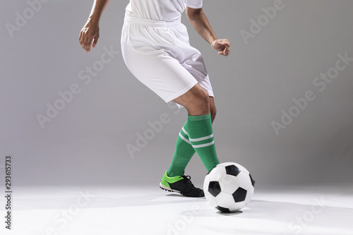 Woman in sportswear playing with ball © Freepik