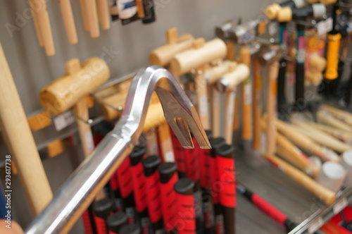 Choose the crowbar of DIY tools at the shop