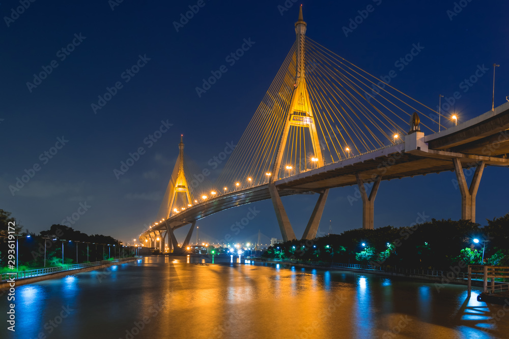 Fototapeta premium Most Bhumibol nocą
