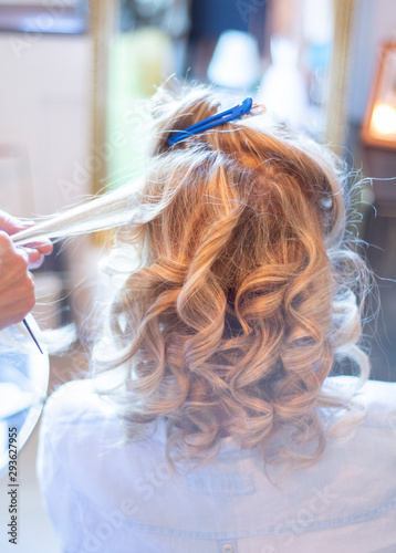 Eine Frau bekommt beim Frisör die Haare gemacht