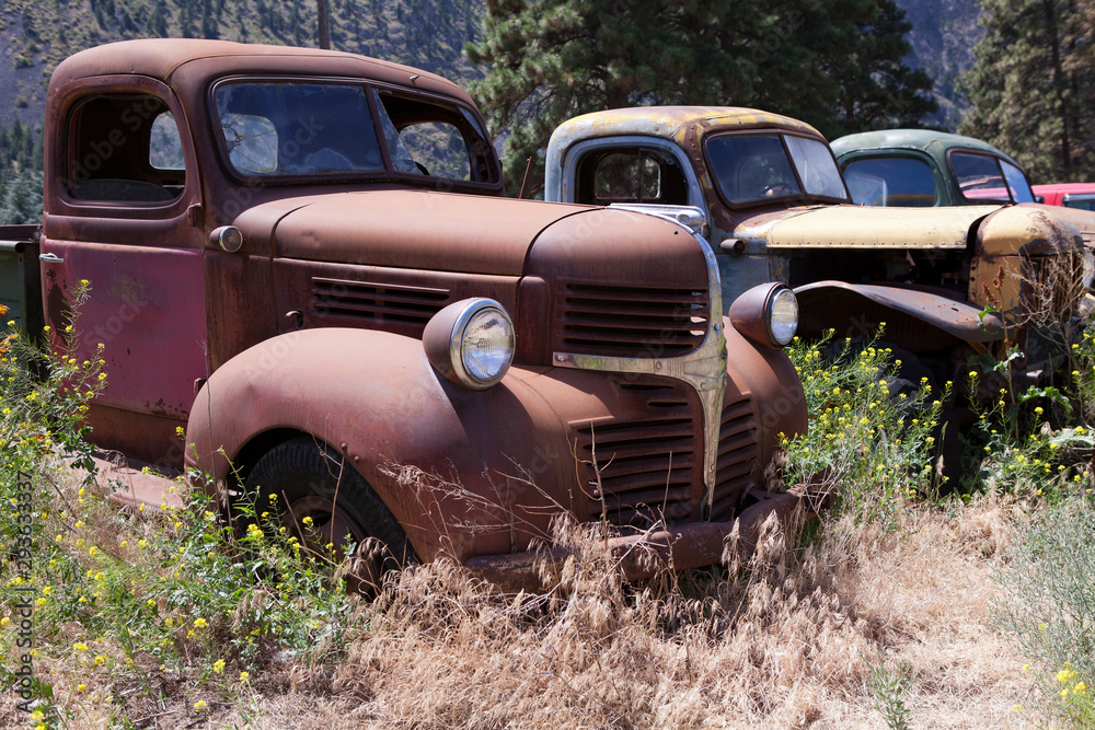 Altes rostiges schrottreifes Auto, Oldtimer Altes rostiges schrottreifes Auto, Oldtimer