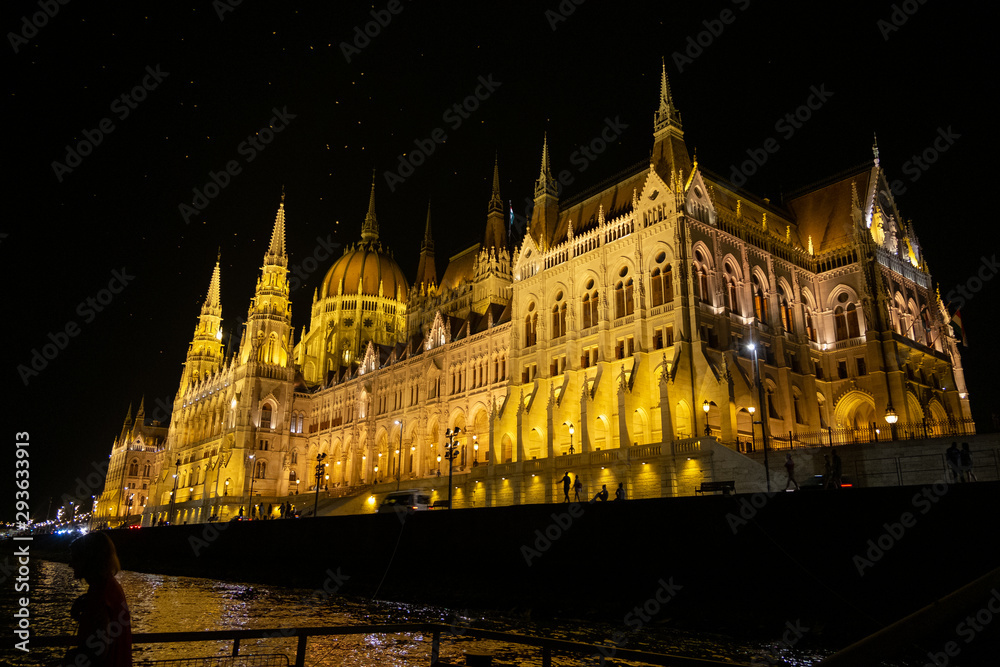 Parlamento de Budapest, vista desde el río de noche