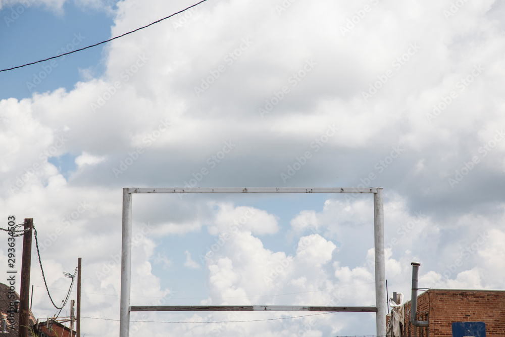construcción metálica encuadrando bonitas nubes construcción metálica encuadrando bonitas nubes