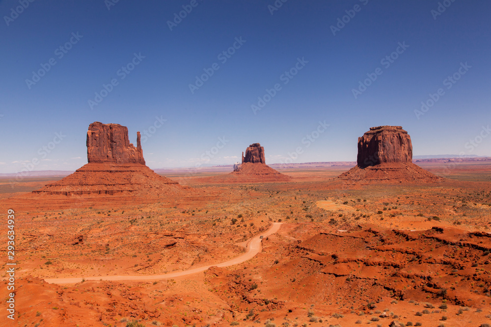 Paisaje de el Monument Valley el día soleado Paisaje de el Monument Valley el día soleado