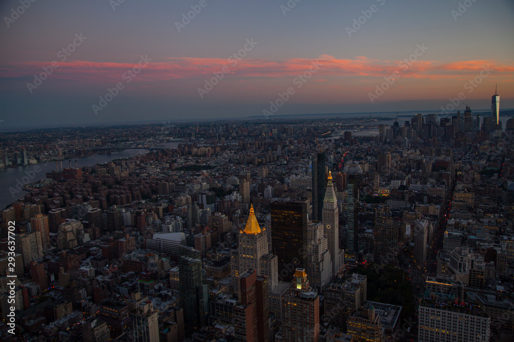 Vistas de la ciudad de Nueva York al anochecer desde el Empire State