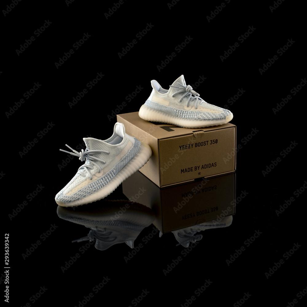 Foto de Adidas Yeezy Boost 350 V2 Cloud White (Non-Reflective) shoes studio  portrait do Stock