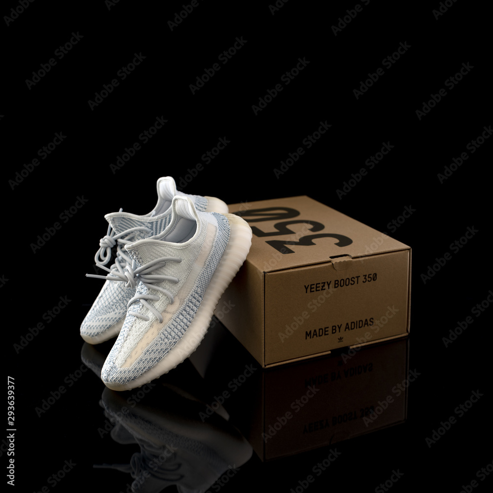 Adidas Yeezy Boost 350 V2 Cloud White (Non-Reflective) shoes studio  portrait foto de Stock | Adobe Stock