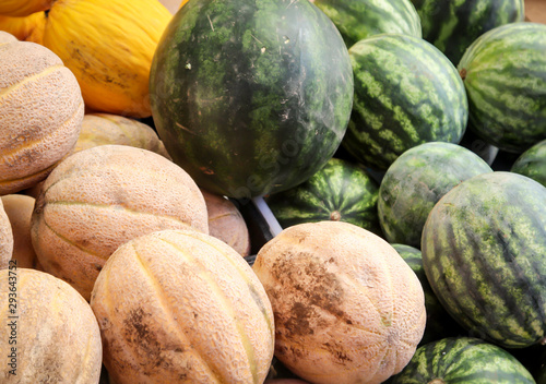 Melonen werden auf einem Markt angeboten photo