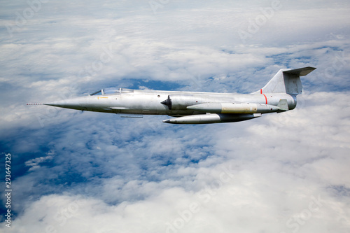 Платно Flugzeug (Kampfflugzeug) über den Wolken im Einsatz