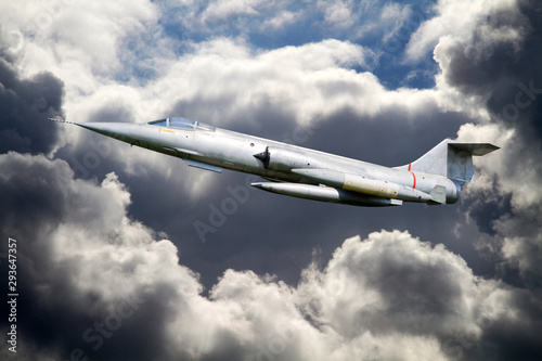 Flugzeug (Kampfflugzeug) über den Wolken im Einsatz