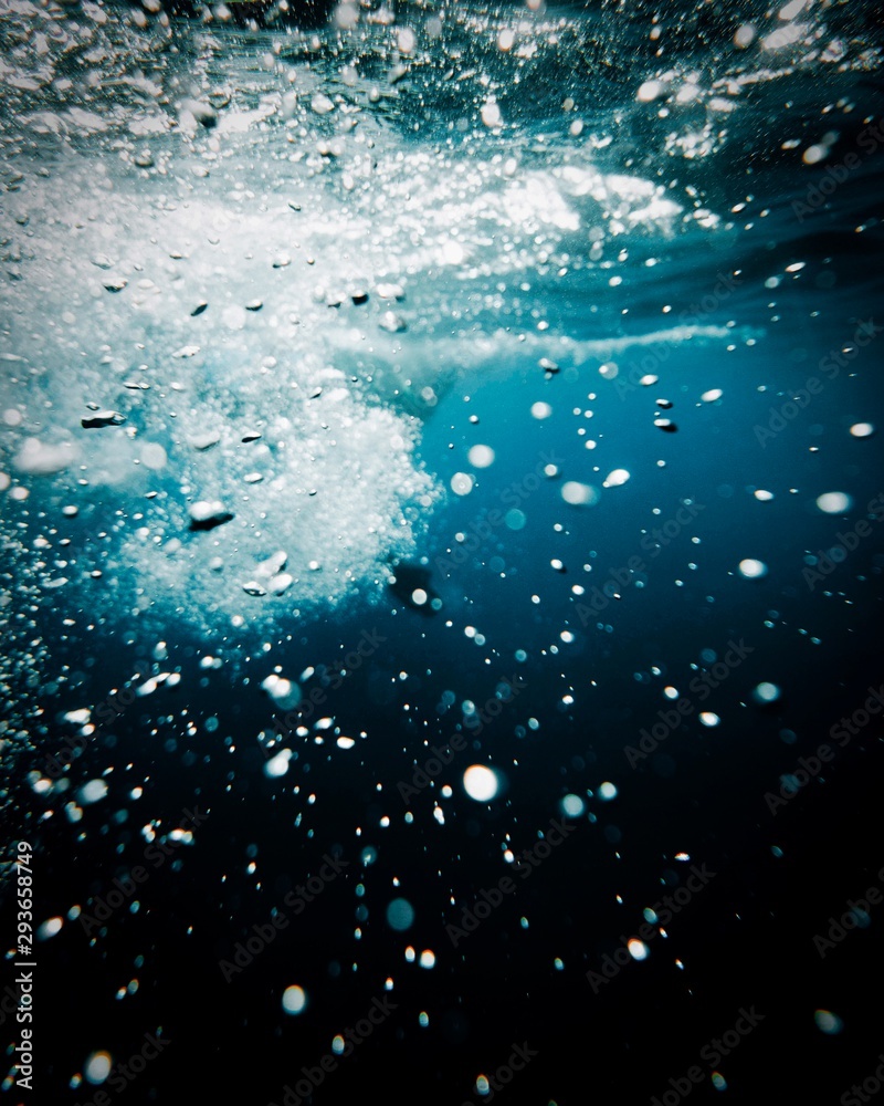 Burbujas creadas por el choque de las olas Burbujas creadas por el choque de las olas