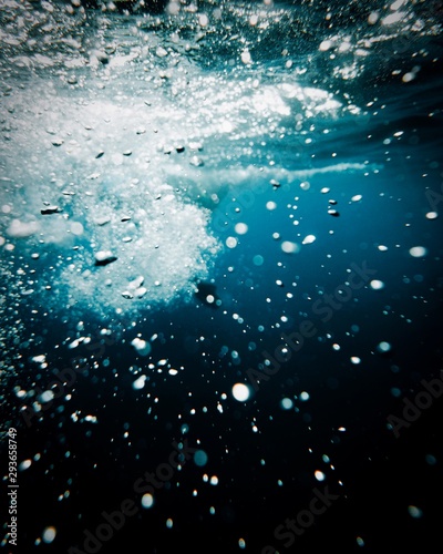 Burbujas creadas por el choque de las olas