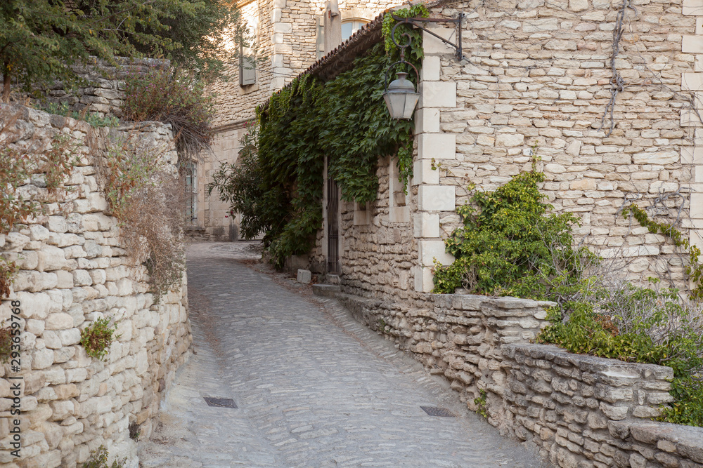 Obraz premium Alley in the old town of Gordes, Vaucluse, Provence-Alpes-Cote d'Azur, France, Europe