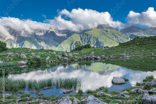 Berglandschaft mit den Bergen spiegelt sich im See