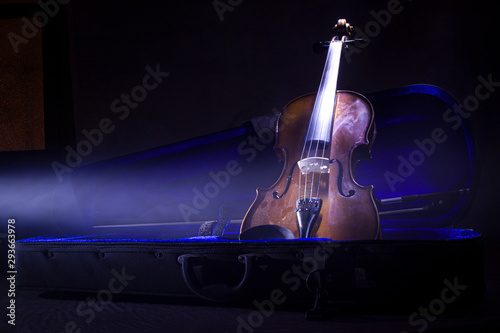 Mi querido violín en su estuche photo