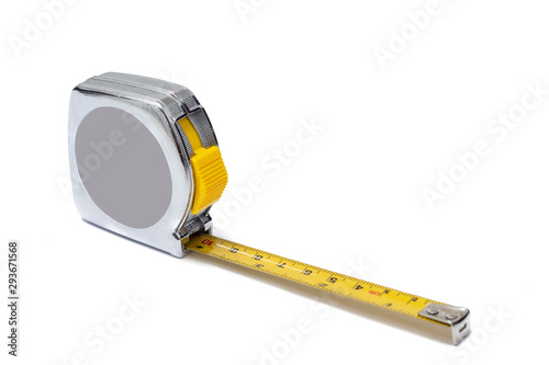 Flexometro o metro para medir en color plata con amarillo con unidades de medida de centimetro,milimetro y pulgadas con fondo blanco photo