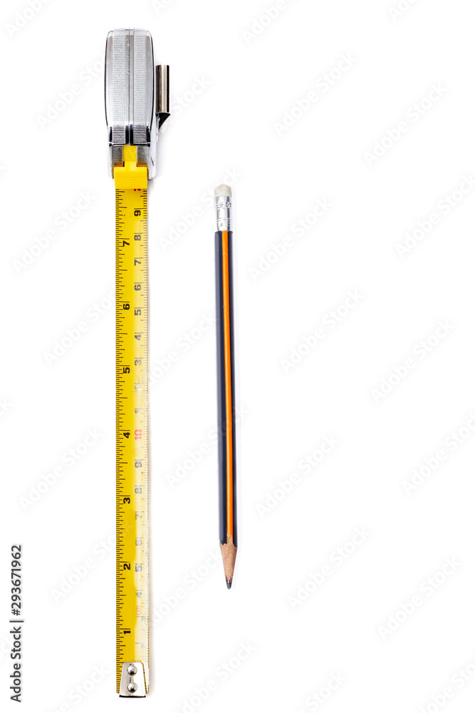 Flexometro o metro para medir en color plata y amarillo con un lapiz para  trazar unidades de medida de centímetro,milímetro y pulgadas con fondo  blanco foto de Stock | Adobe Stock