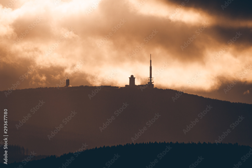 Der Gipfel des Berges in Norddeutschland - der Brocken im Harz bei Sonnenuntergang