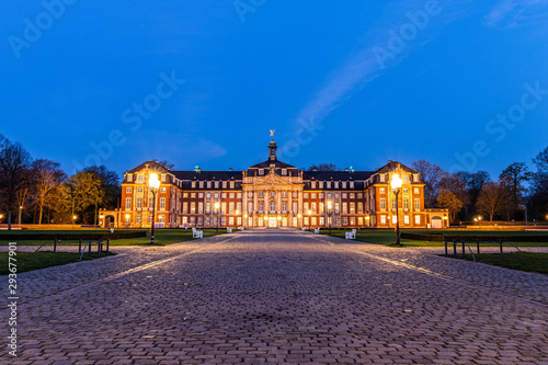 Fototapeta Naklejka Na Ścianę i Meble -  Schloss Münster or Münster Palace at Sunrise 