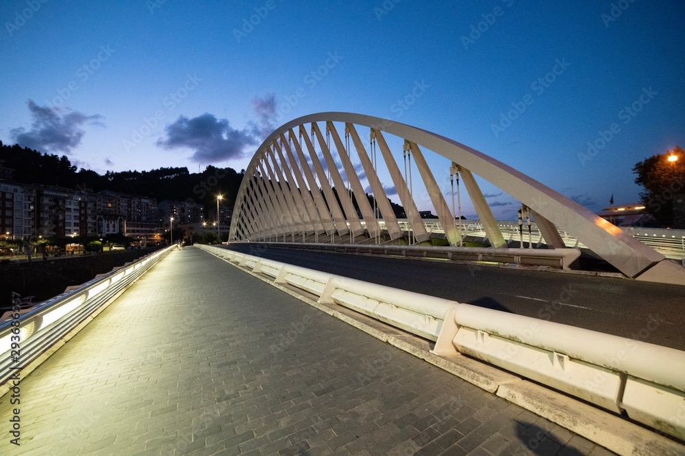 puente de entrada al puerto de Ondarroa