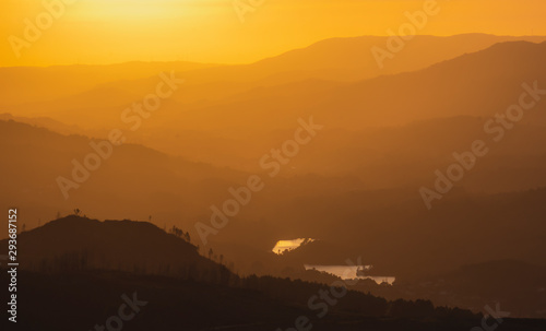 Bonito Pôr do sol laranja nas montanhas