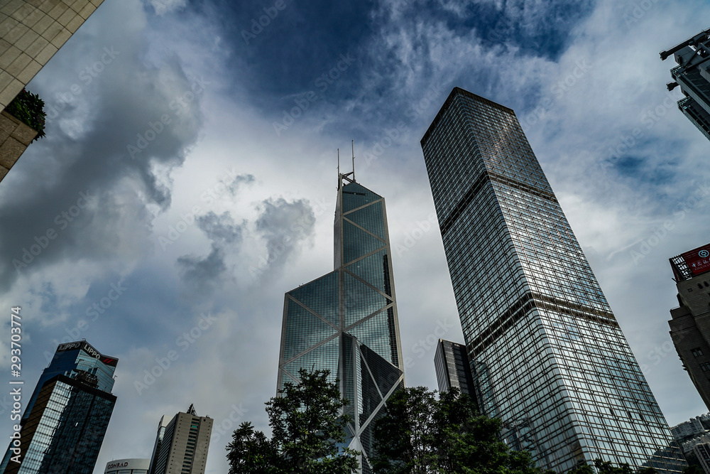 香港のビル群と曇天の空