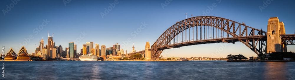 Naklejka premium Sydney Harbour Panoramic z Harbour Bridge i Downtown Skyline. Statek wycieczkowy i woda błękitnego nieba.
