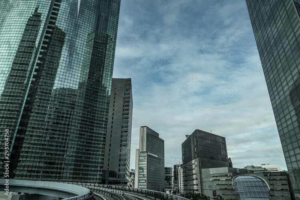 Fototapeta premium ゆりかもめ東京臨海新交通臨海線から見える東京のビル群