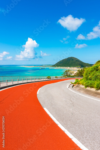 オレンジ色の道路と伊平屋島の海 © takusan