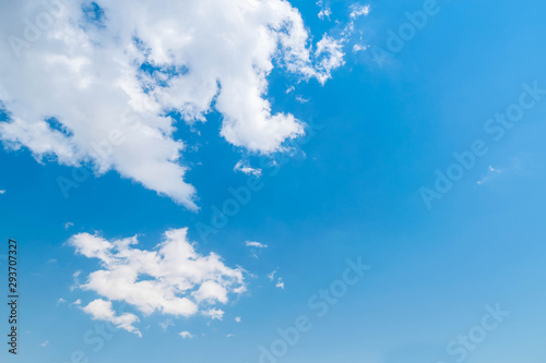 formacion de nubes apareciendo desde la esquina en un cielo azul 