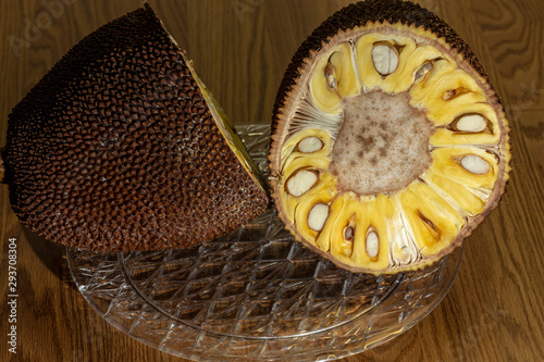 Jackfruit (Artocarpus heterophyllus), sliced fruit where seeds and flesh can be seen. It is the national fruit of Bangladesh and Sri Lanka and the largest fruit of the tree.