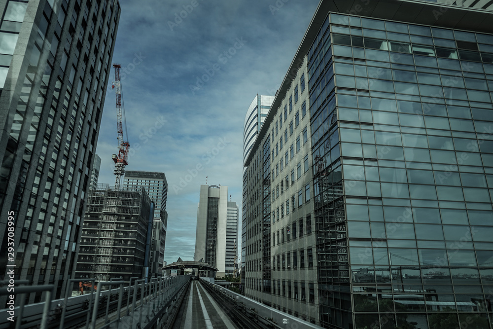 Fototapeta premium ゆりかもめ東京臨海新交通臨海線から見える東京のビル群