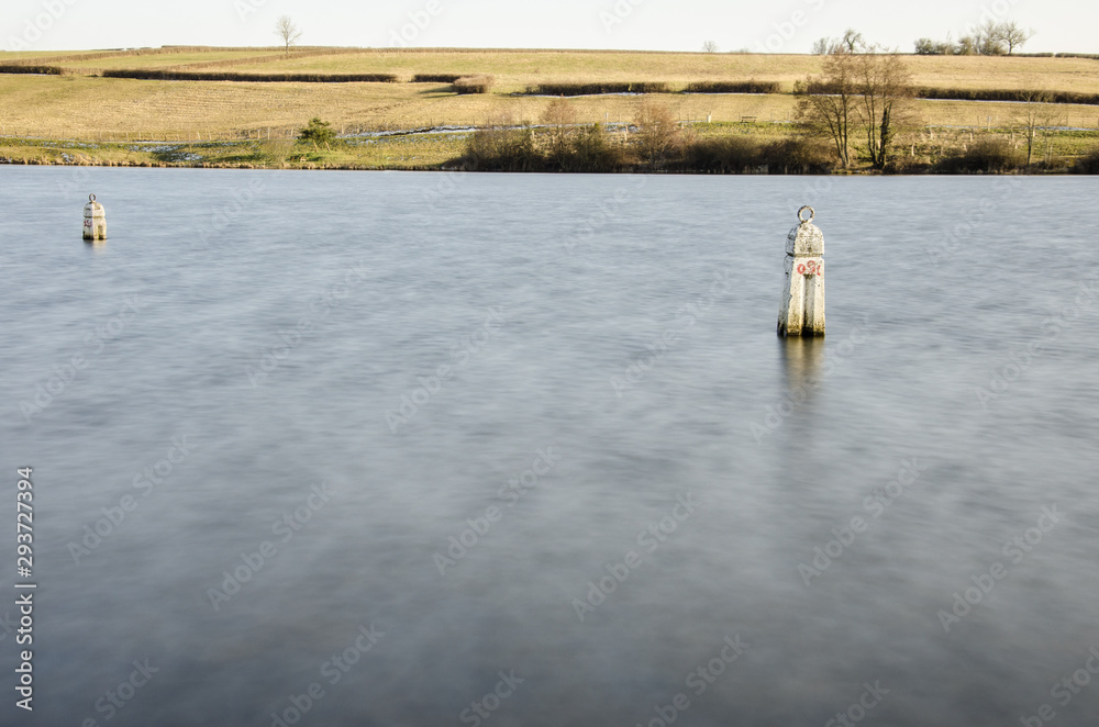 Un lac gelé. Un plot dans de l'eau gelée. Le lac de Fouché à Arnay-le-Duc.