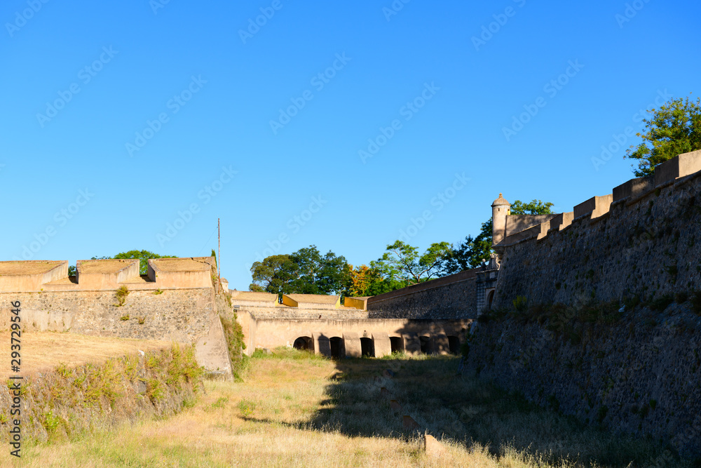 Vue sur les fortifications de la ville de Elvas classée à l'UNESCO Vue sur les fortifications de la ville de Elvas classée à l'UNESCO