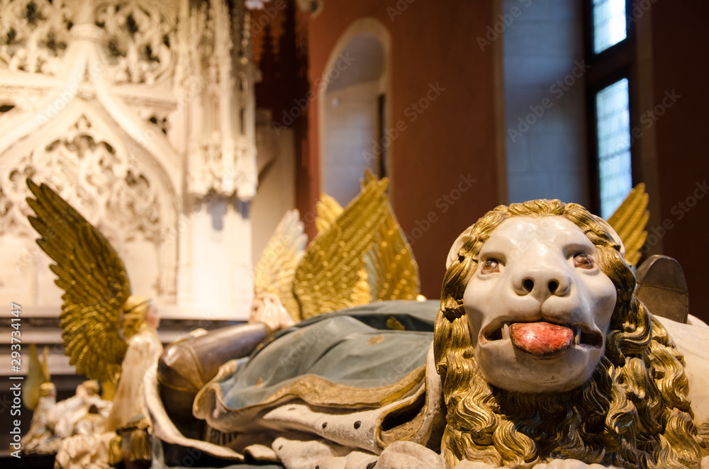 un lion tirant la langue. La sculpture d'un lion tirant la langue sur le tombeau de Pot à Dijon