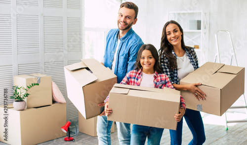 To boxes! The whole family is eager to unpack the boxes with the household items and furnish their new house with them.