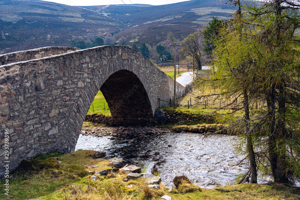 The bridge over a river ins scotland